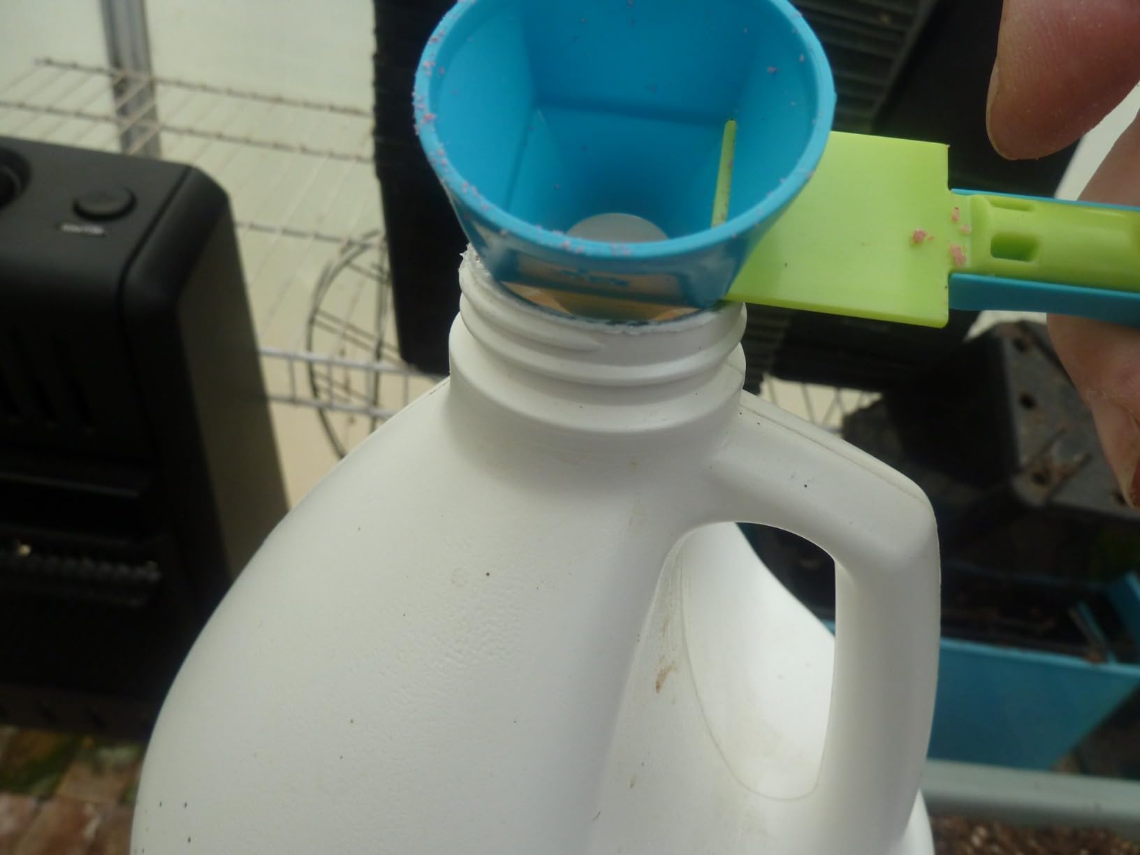 A measuring scoop and funnel combo